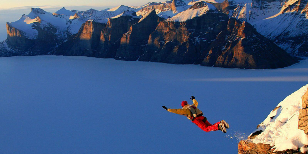 félelem legyőzése: ugrás ejtőernyővel egy magas szikláról az érzelmei és érzései figyelembevétele nélkül